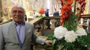 Monza, Giovanni Santamaria davanti a uno degli addobbi floreali in Duomo per la patronale