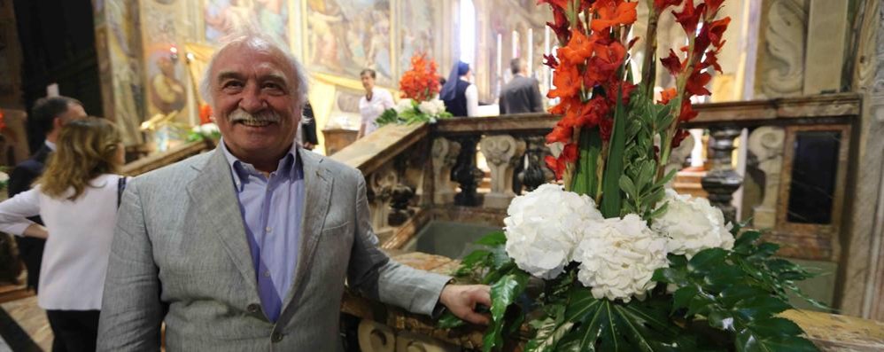 Monza, Giovanni Santamaria davanti a uno degli addobbi floreali in Duomo per la patronale