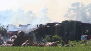 Brugherio, fumo e fiamme a San Damiano per l’incendio in un fienile