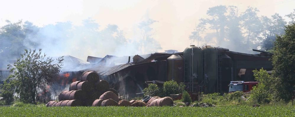 Brugherio, fumo e fiamme a San Damiano per l’incendio in un fienile