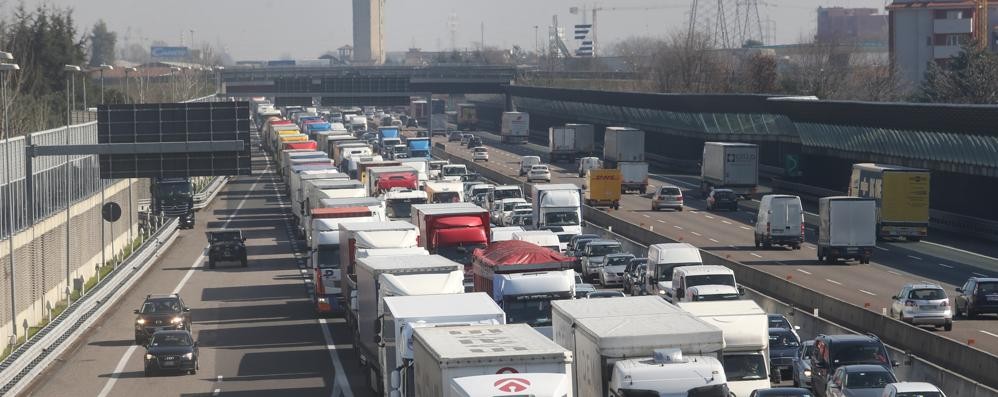 Code sulla A4 all’altezza di Monza per incidente