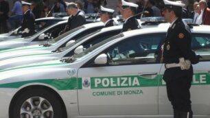 La donna è stata salvata dagli agenti della polizia locale di Monza