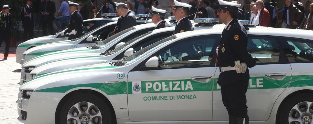 La donna è stata salvata dagli agenti della polizia locale di Monza
