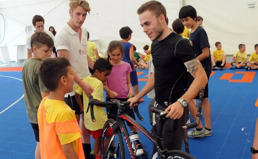 La lezione di Andrea Pusateri ai piccoli sportivi del Tiki Taka di Desio