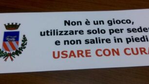 WEB: LISSONE divanetti in piazza Libertà. Ecco la scritta che campeggerà sulle sedute tra pochi giorni