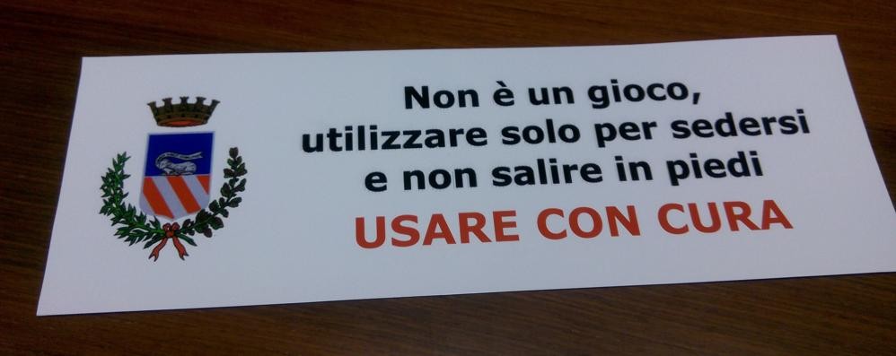 WEB: LISSONE divanetti in piazza Libertà. Ecco la scritta che campeggerà sulle sedute tra pochi giorni