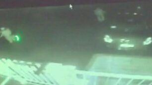 Sulla sinistra, nel filmato girato dai carabinieri, uno dei due ladri che apre la portiera di una Fiat 500 posteggiata
