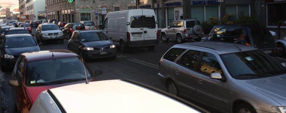 Traffico in via Borgazzi a Monza