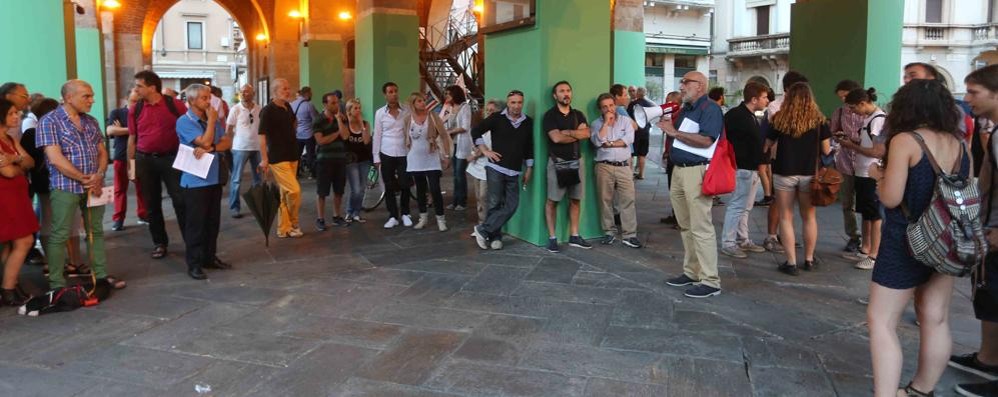 Monza, presidio lavoratori scuola in piazza Roma