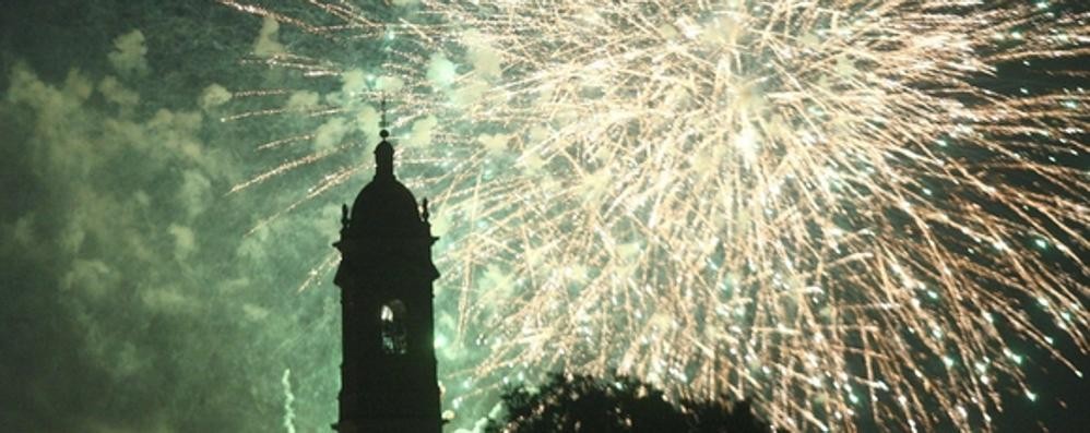 Monza, i fuochi di San Giovanni hanno illuminato anche il cielo sopra il duomo