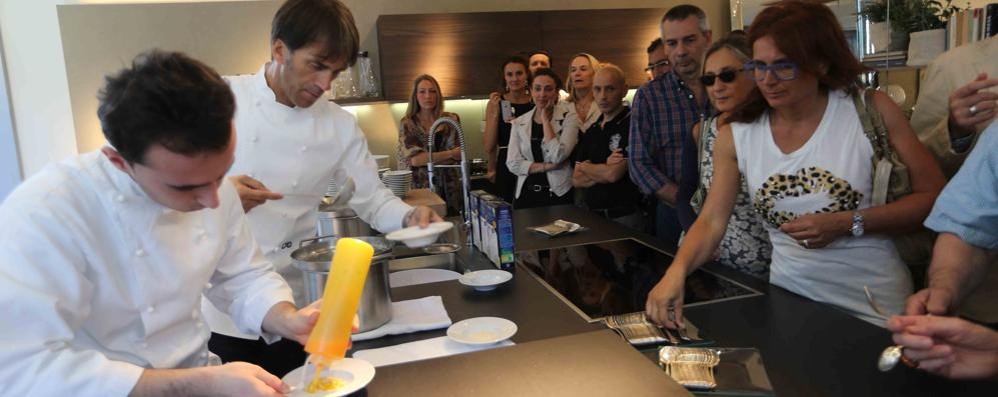 Monza, lo show cooking di Davide Oldani da Molteni in via Manzoni