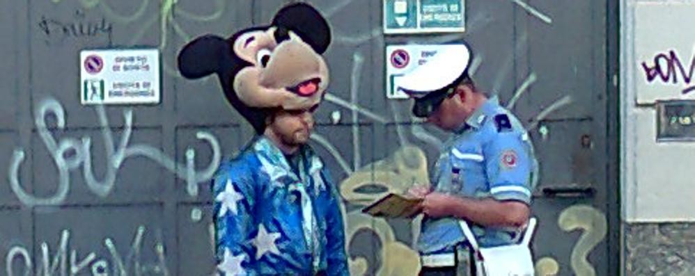 Monza, un vigile multa Topolino in via Italia nel pomeriggio di San Giovanni (foto di un lettore)