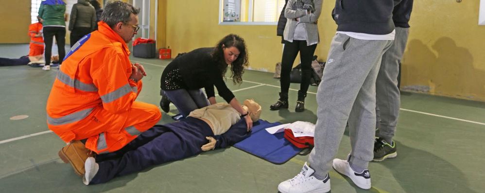 Un corso di addestramento all’uso del defibrillatore