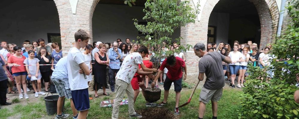 Monza, la cerimonia per Matteo Trenti alla scuola media Confalonieri