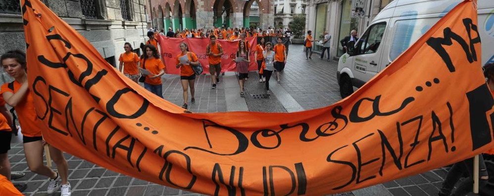 Il corteo degli studenti dell’Isa in centro