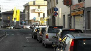 Seveso “bloccata” dai passaggi a livello: si abbassano più di 100 volte al giorno