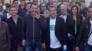 Seregno - Matteo Salvini durante lo spostamento da piazza Segni alla sala Gandini, tra Edoardo Mazza e Giacinto Mariani