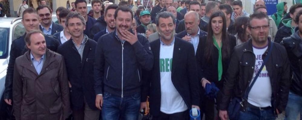 Seregno - Matteo Salvini durante lo spostamento da piazza Segni alla sala Gandini, tra Edoardo Mazza e Giacinto Mariani