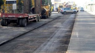 La posa dell’asfalto lungo una strada della Brianza