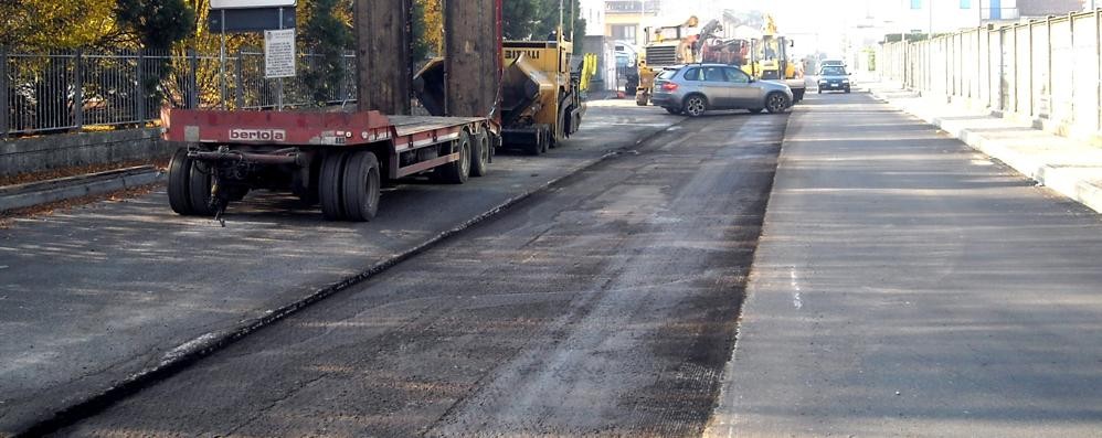 La posa dell’asfalto lungo una strada della Brianza