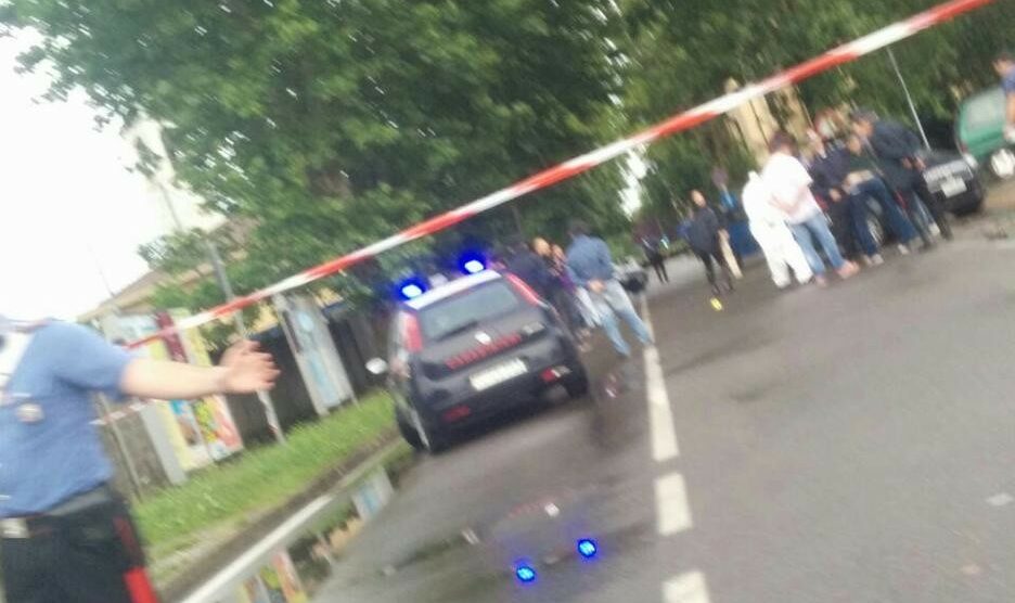 Sparatoria in strada a Cesano Maderno: bloccati due rapinatori, uno è grave