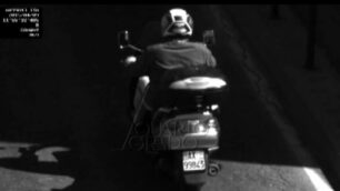 Lo scooter di Giardiello in fuga dal tribunale di Milano inquadrato da una telecamera a Brugherio