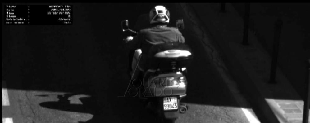 Lo scooter di Giardiello in fuga dal tribunale di Milano inquadrato da una telecamera a Brugherio