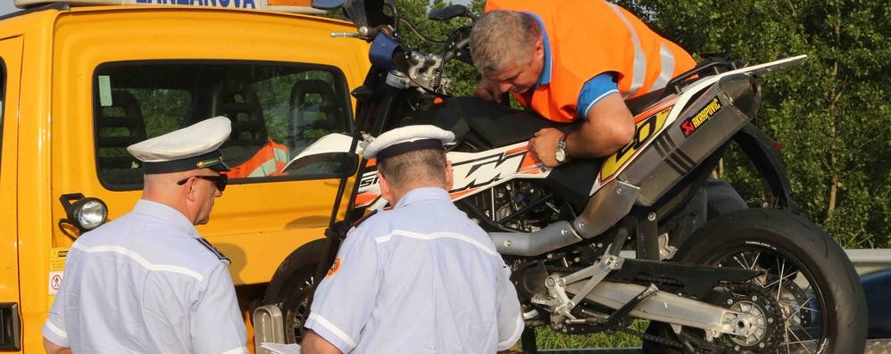 La moto del 45 enne caduto in viale Fermi di Monza