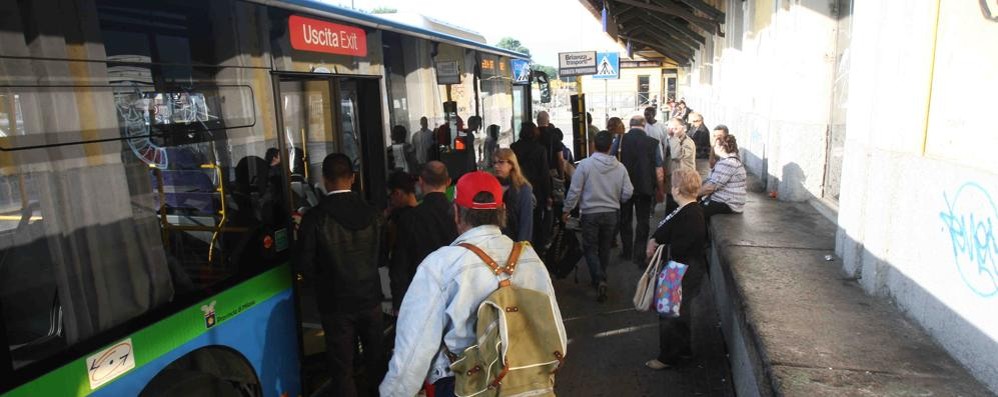 Monza, pendolari alla stazione degli autobus di piazza Castello