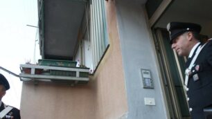 I carabinieri davanti alla abitazione di via dei Partigiani nel 2010