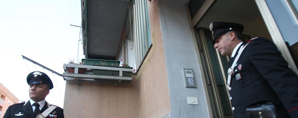 I carabinieri davanti alla abitazione di via dei Partigiani nel 2010