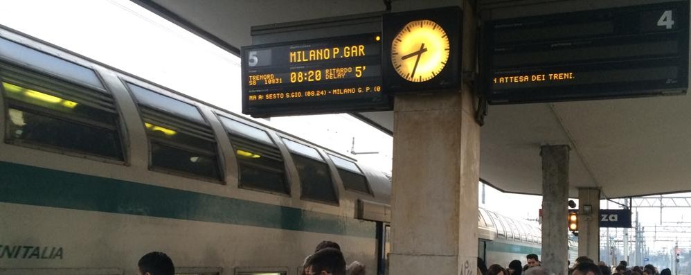 foto treno stazione monza