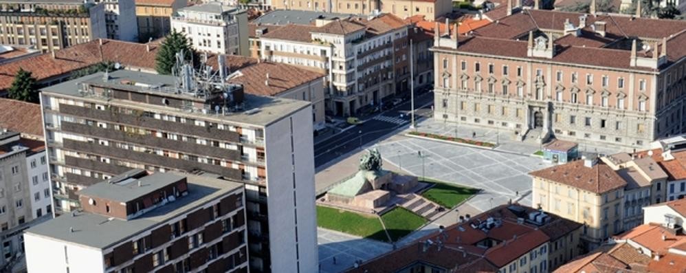 Piazza Trento e il municipio di Monza