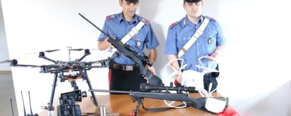 Fucili e un drone con telecamera tra il materiale sequestrato dai carabinieri di Lissone