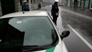 Una pattuglia della polizia locale impegnata in un posto di controllo
