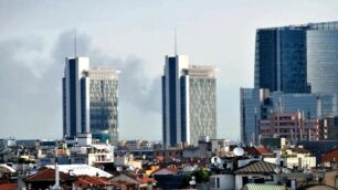 Incendio a Nova Milanese: fumo visibile a chilometri di distanza