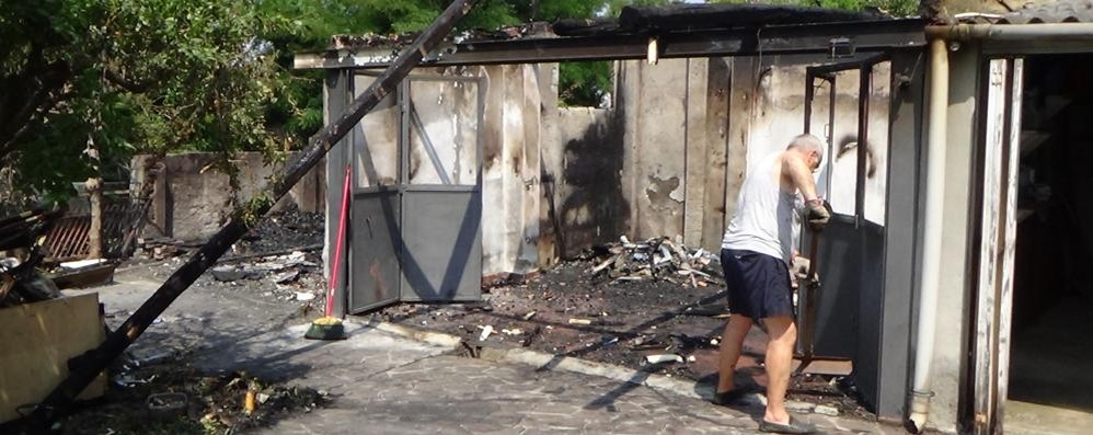 Varedo, il box bruciato dopo una festa in giardino