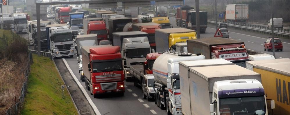 Camion in coda sulla Valassina