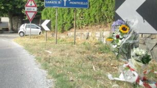 Besana Brianza, i fiori in via Puccini per ricordare Denny Simone