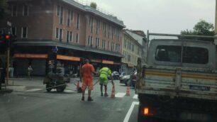 Il rifacimento della segnaletica in via Manara