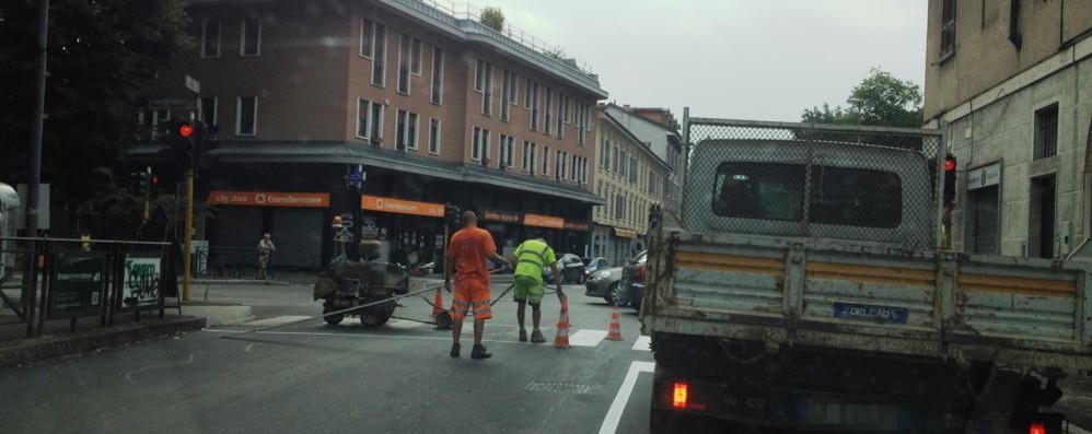 Il rifacimento della segnaletica in via Manara