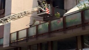Lissone, incendio in un condominio di via Garibaldi: famiglie evacuate, sedici persone soccorse