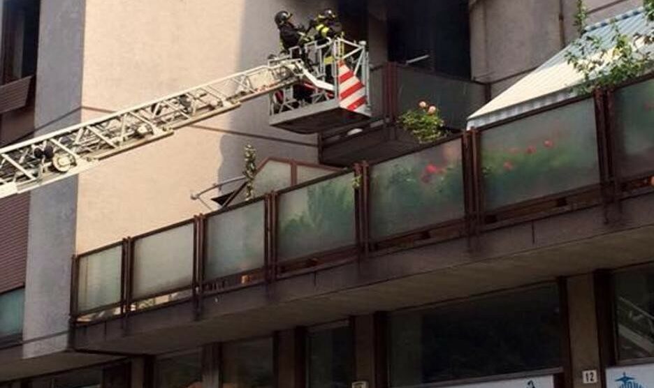 Lissone, incendio in un condominio di via Garibaldi: famiglie evacuate, sedici persone soccorse