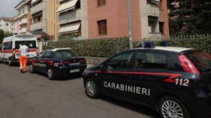 Litigano per la droga non pagata: uno si ferisce contro una porta a vetri