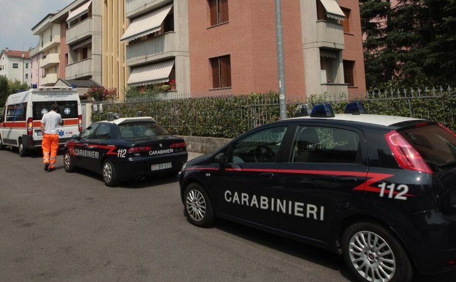 Litigano per la droga non pagata: uno si ferisce contro una porta a vetri