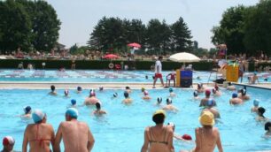 Una piscina all’aperto (foto d’archivio)