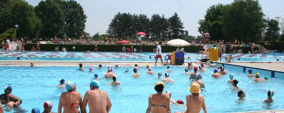 Una piscina all’aperto (foto d’archivio)