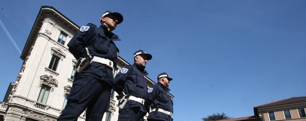 L’uomo avrebbe anche oltraggiato un agente della polizia locale