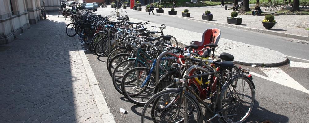 Le rastrelliere per le biciclette alla stazione di Monza