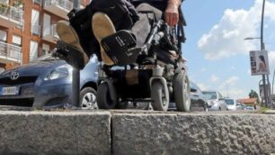 Monza e il percorso a ostacoli sui marciapiedi con la sedia a rotelle
